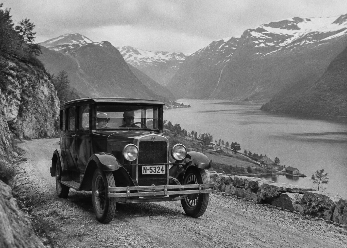 Illustrasjon: tidleg bil på fjordveg